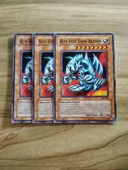 Yu-Gi-Oh! - Blue-Eyes Toon Dragon 3X - Complete Playset - Image 1