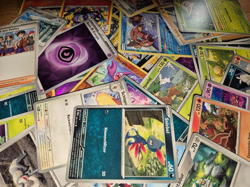 uber 1000 deutsche Pokemon Karten Bulk + Holos + Reverse Holos garantiert - Image 1