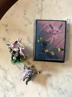 Pokemon TCG Prismatic Evolutions Premium Figure Collection - Figure/Pin/Sleeves - Image 1