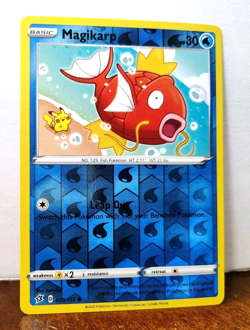 POKEMON MAGIKARP 039/192 REVERSE HOLO REBEL CLASH LP-NM PIKACHU IN BACKGROUND - Image 1