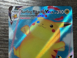 POKEMON FULL ART SURFING PIKACHU VMAX 009/025 ULTRA RARE + DARKRAI SLEEVE LP-NM - Image 2
