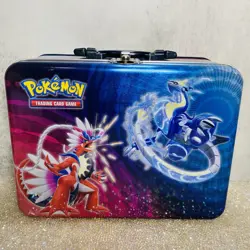 2023’ Pokemon TCG - Collector's Chest Tin, Open Goodies Inside Lunch Box. - Image 1