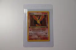 1999 POKEMON MOLTRES 1ST EDITION FOSSIL HOLO RARE 12/62 WOTC VINTAGE NM - Image 1