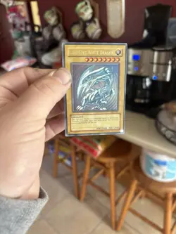 Yu-Gi-Oh Blue-Eyes White Dragon SDK-001 Ultra Rare Light Play Condition - Image 3