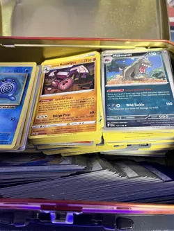 Lot Of 600ct Pokemon Bulk Trading Cards in Collectable Tin - Image 4