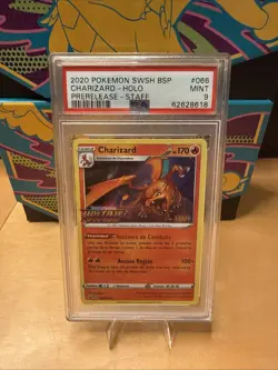 2020 POKEMON SWSH BLACK STAR PROMO PRERELEASE-STAFF #066 CHARIZARD PSA 9 Spanish - Image 1