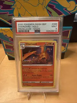 2020 POKEMON SWSH BLACK STAR PROMO PRERELEASE-STAFF #066 CHARIZARD PSA 9 Spanish - Image 3