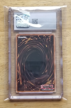 Yugioh - Blue eyes White Dragon (SDBE-EN001) Ultra Rare 1st Ed. - CGC Grade 10 - Image 2