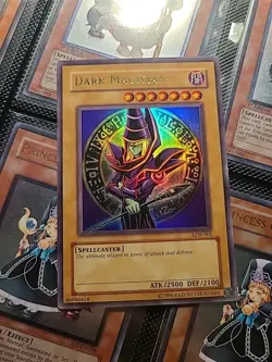 2002 Yugioh Dark Magician LOB-005 Unlimited LP WAVY PRINT - Image 1