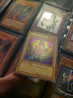 2002 Yugioh Dark Magician LOB-005 Unlimited LP WAVY PRINT - Image 2