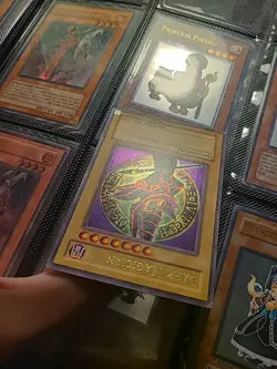 2002 Yugioh Dark Magician LOB-005 Unlimited LP WAVY PRINT - Image 3