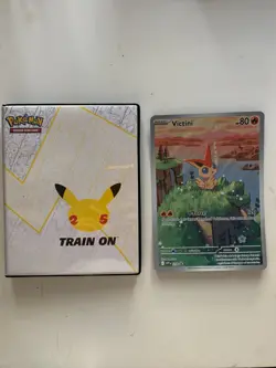 VICTINI PROMO ( JUMBO) + CELEBRATIONS JUMBO / OVERSIZE BINDER - POKEMON TCG NEW - Image 1