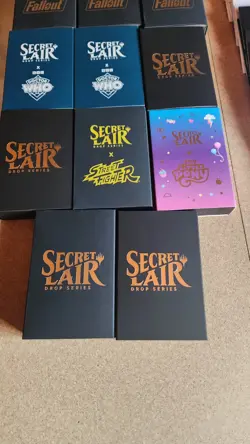 LOT SECRET LAIR MAGIC MTG 269 CARTES FOIL ET NON FOIL PONIES, FALLOUT, JURASSIC - Image 3