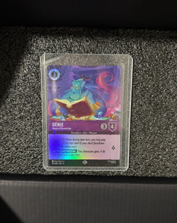Disney Lorcana - Genie Magical Researcher - ENCHANTED / EPIC 210/204 - Set 11 EN - Image 2