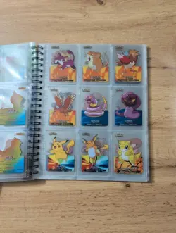 Album 124 carte Pokemon rainbow lamincards Edibas 2005 quasi completo Charizard - Image 5