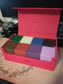 Ultimate Guard Arkhive Deck Storage Box 800+ Xenoskin Red + Extras - Image 1