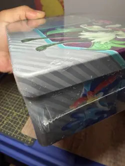 Pokemon Meowscarada Ex Tin Sealed (Minor Shrink Wrap Tear) | Santana Selects 820650852930 - Image 2