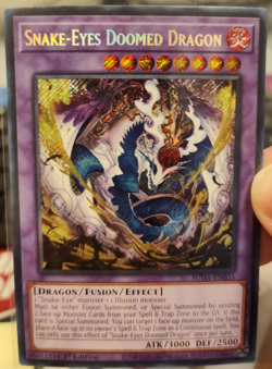 2020 YuGiOh Snake-Eyes Doomed Dragon Prismatic 1st Edition SUDA-EN035 - Image 1