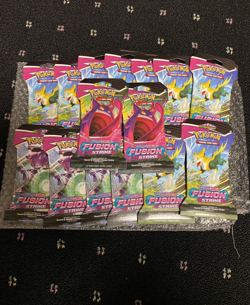 Pokemon TCG: Sword & Shield-Fusion Strike Sleeved Booster Pack (15x Packs) 820650809163 - Image 1