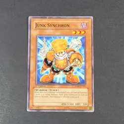 Yugioh TCG - Junk Synchron - DP08-EN001 - NM/LP - Common - 1st Edition - 2008 - Image 2