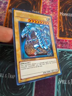 Yu-Gi-Oh! Blue-Eyes White Dragon LC01-EN004 Limited Ultra Rare Near Mint c3/ - Image 2