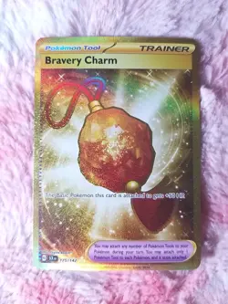 Pokemon Bravery Charm 175/142 Sv07: Stellar Crown Hyper Rare Gold 2024 - Image 1