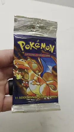 21.15 g Heavy Charizard Pokemon WOTC Base Set Unlimited Booster Pack 1999 - Image 2