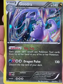 POKEMON GOODRA 77/119 RARE COSMOS HOLOFOIL WITH SWIRL PHANTOM FORCES LP CARD - Image 1