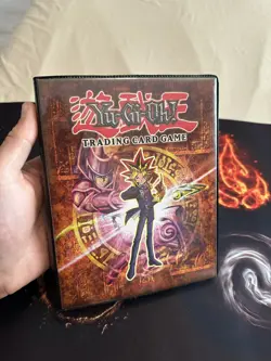 YuGiOh 4 Pocket🔥Vintage🔥2002 Yugi Dark Magician Trading card Binder💎Excellent - Image 1