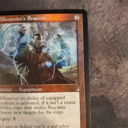 Light Play x 1 Illusionist's Bracers - Foil - Retro Frame Ravnica Remastered Var - Image 3
