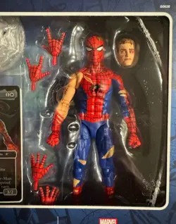 Marvel Legends Battle Damaged Spider Man & Magic Gathering Collector Booster NEW - Image 3