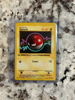 Pokemon TCG Voltorb 1st Edition 067/102 Base Set (Shadowless) - Image 1