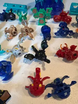 Bakugan Lot, 32 Bakugans, 20 metal cards, 17 cards, and arena - Image 1