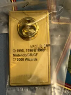 Pokemon League Kanto Gym Badge Pin 2000 WOTC Card Giovanni Earth Feather SEALED - Image 2