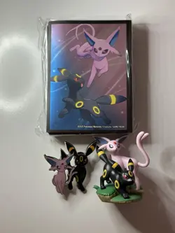 Pokemon TCG Prismatic Evolutions Premium Figure Collection - Figure/Pin/Sleeves - Image 1