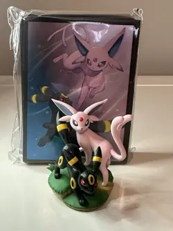 Pokemon TCG Prismatic Evolutions Premium Figure Collection - Figure/Pin/Sleeves - Image 3