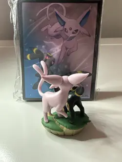 Pokemon TCG Prismatic Evolutions Premium Figure Collection - Figure/Pin/Sleeves - Image 4