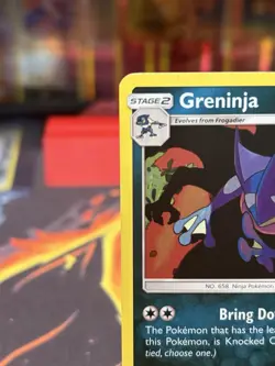 2019 Pokemon SM Unbroken Bonds 117/214 Greninja Holo (Charizard Shadow) NM - Image 2