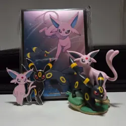 Pokemon TCG - Prismatic Evolutions Figure Collection Sleeves, Pin and Figurine - Image 1