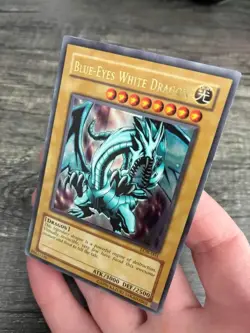 2002 Yu-Gi-Oh! LOB-001 UNLIMITED BLUE-EYES WHITE DRAGON UNGRADED - Image 3