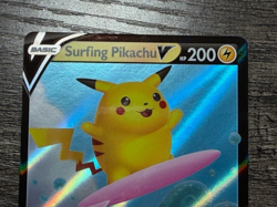 POKEMON FULL ART SURFING PIKACHU V 008/025 ULTRA RARE + VULPIX SLEEVE LP-NM - Image 4