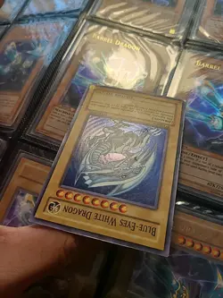 YuGiOh Blue-Eyes White Dragon DPKB-EN001 1st Edition Super Rare - Image 3