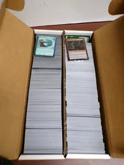 Lot of 900+ Common/Uncommon Foil Magic: The Gathering Cards w/ Storage Box - Image 3