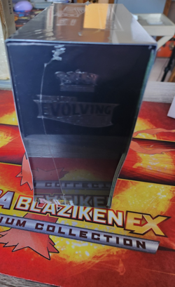 Evolving Skies ETB Elite Trainer Box [Flareon/Jolteon/Umbreon/Leafeon] SEALED - Image 3
