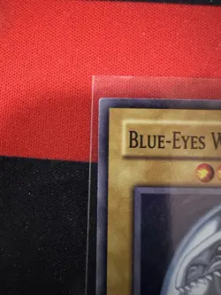 Yu-Gi-Oh TCG Blue-Eyes White Dragon Super Rare DPKB-EN001 1st Edition Heavy Play - Image 2