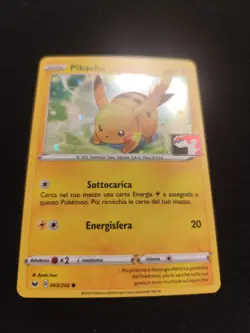 Carta Pokemon PSA Promo PIKACHU 065/202 ITA Stamped Play! Pack Series Lega Holo - Image 3