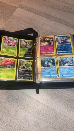 Pokemon binder full with 400 cards, great beginner set, Holos, Vintage cards etc - Image 3
