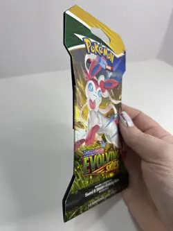 Pokemon TCG: Sword & Shield - Evolving Skies Sleeved Booster Pack - Sylveon 820650808784 - Image 4