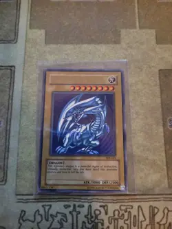 YUGIOH BLUE-EYES WHITE DRAGON SDK-001 ULTRA UNLIMITED ED LP/MP - Image 1