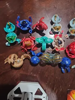 Bakugan Lot. 19 Figures, 28 Cards And A Wrist Launcher - Image 4